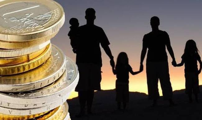 «Τσεκούρι» στα οικογενειακά επιδόματα όταν η υπογεννητικότητα χτυπάει «κόκκινο» στην Ελλάδα – Γκρεμίζουν και τις συντάξεις με νέες μειώσεις έως 40% – Ποιοι πλήττονται